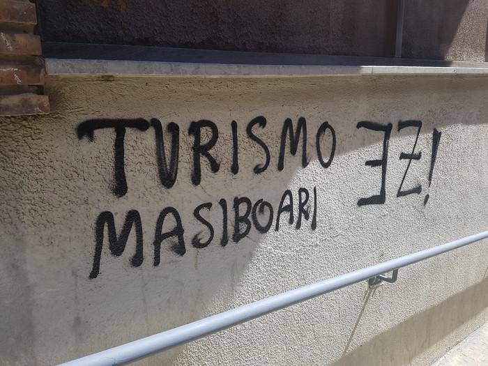 ‘Turismo masiboaren’ aurkako pintadak agertu dira Zumaian