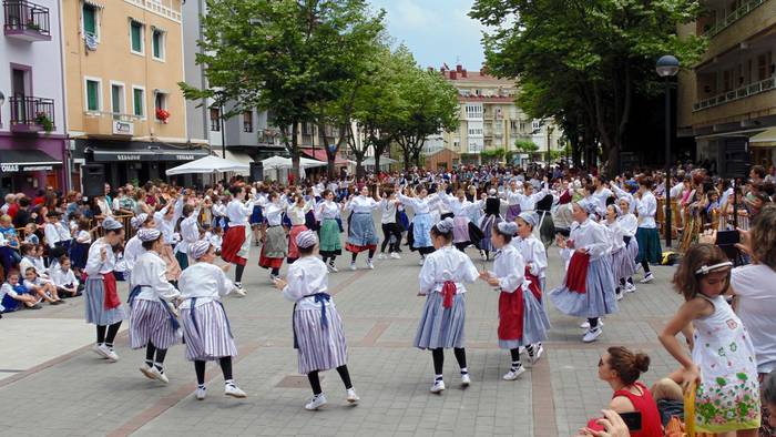 Txori Txikiko euskal dantzen ikasleak Lesakako Dantzari Txiki Egunean izango dira, igandean