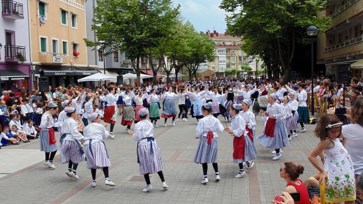 Txori Txikiko euskal dantzen ikasleak Lesakako Dantzari Txiki Egunean izango dira, igandean