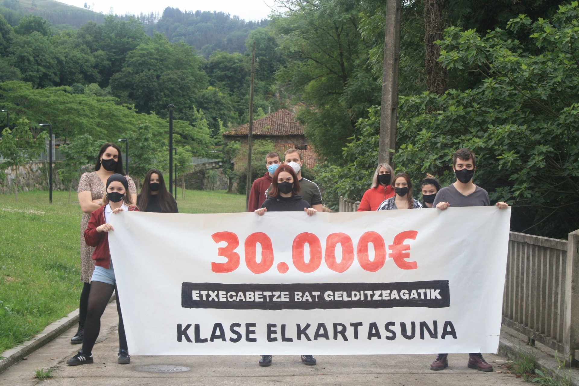 Azkoitiko Gazte Asanbladak elkartasuna adierazi dio Etxebizitza Sindikatuari