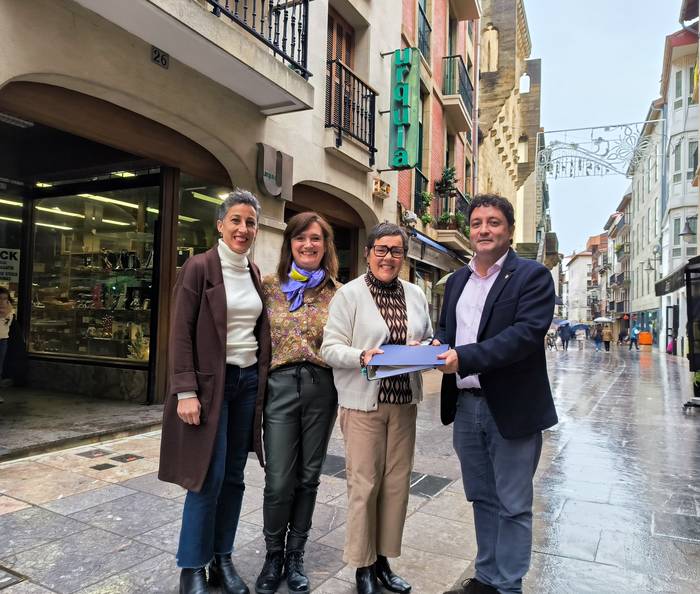 Paco Urkiak osatutako kirol artxiboa eman dio udalari haren familiak