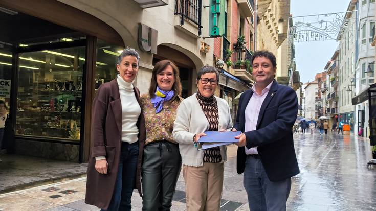 Paco Urkiak osatutako kirol artxiboa eman dio udalari haren familiak