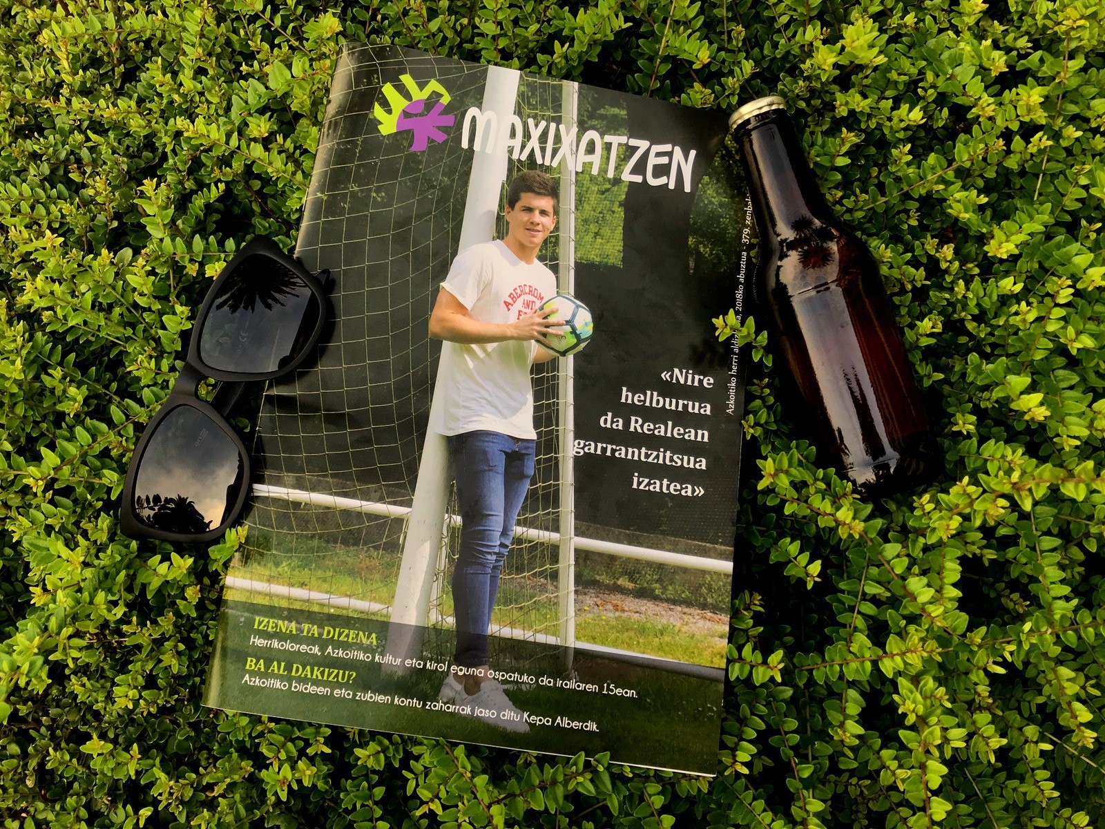 Hasi gara abuztuko Maxixatzen aldizkaria banatzen