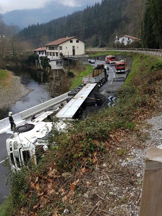 Kamioi bat irauli da Zestoan, Alberdinekotik gertu, eta errepidea itxi egin dute