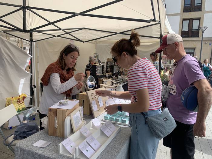 Artisau eta sortzaile azokan postua jarri nahi dutenek zabalik dute izena emateko epea