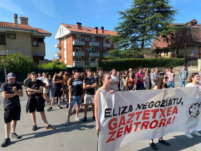 Gotzaindegiari negoziatzera esertzeko eskatu diote beste behin Zestoako Gazte Asanbladako kideek