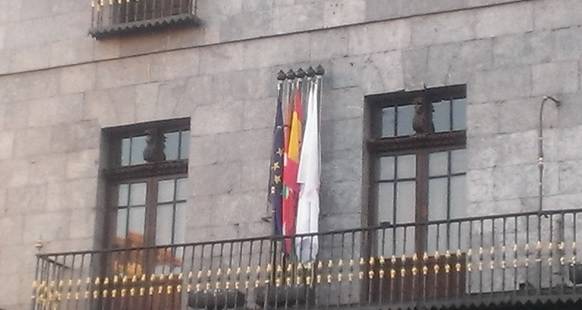 Sumisiotik serbilismora, espainiar bandera Azkoitian