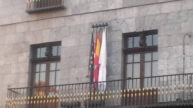 Sumisiotik serbilismora, espainiar bandera Azkoitian