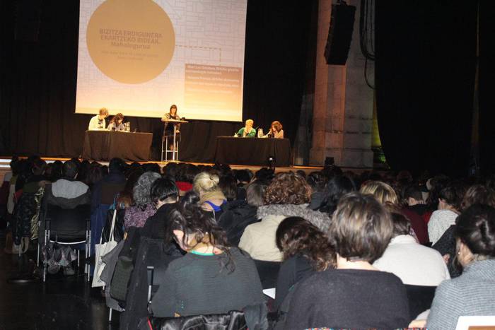200 emakume baino gehiago bildu dira Azpeitian egiten ari diren Ekonomia Feminista Foroan