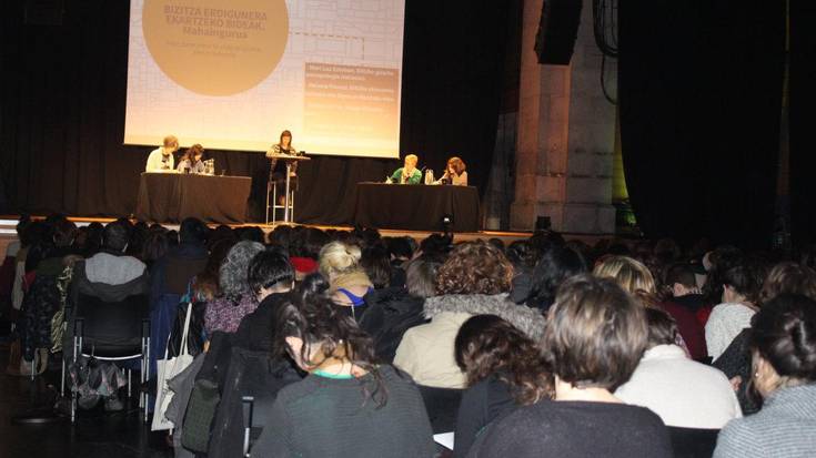 200 emakume baino gehiago bildu dira Azpeitian egiten ari diren Ekonomia Feminista Foroan