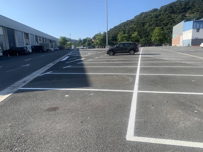 Estazioko industriaguneko aparkaleku gunean margoketa lanak ari dira egiten egunotan