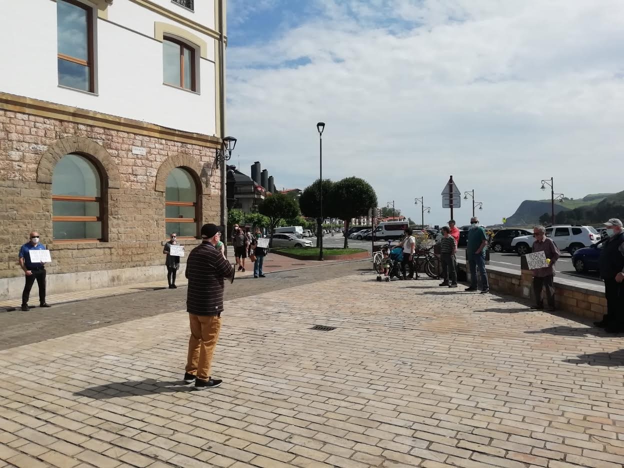 Pentsio publiko duinen aldeko eskakizuna eguzkipean