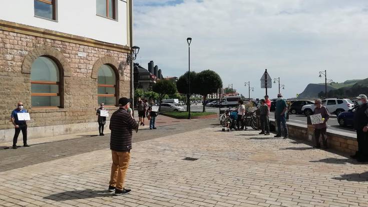 Pentsio publiko duinen aldeko eskakizuna eguzkipean