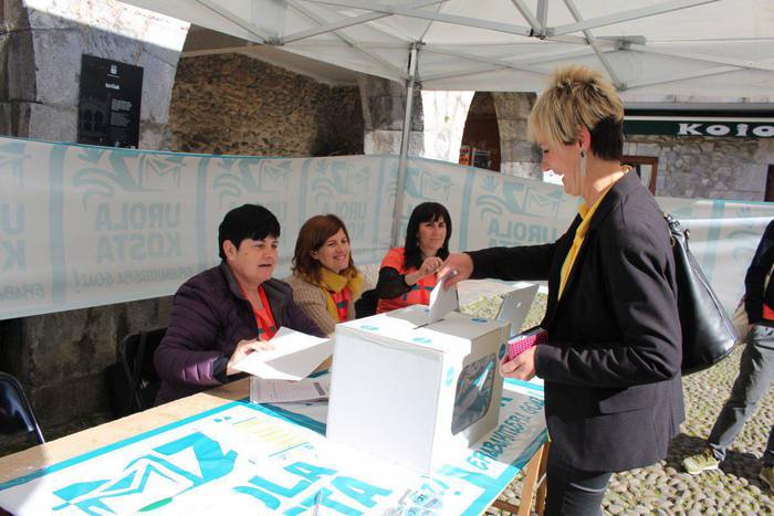 ARGAZKI BILDUMA: Herritarrak boza ematen ari dira Zestoan ere