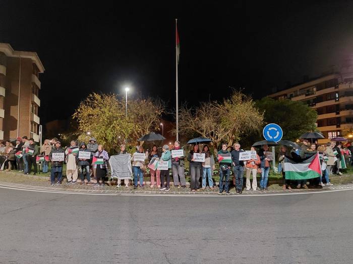 Palestinari elkartasuna adierazteko dozenaka lagun bildu da Sanjuandegiko biribilgunean