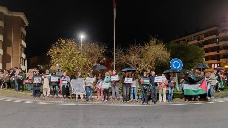 Palestinari elkartasuna adierazteko dozenaka lagun bildu da Sanjuandegiko biribilgunean