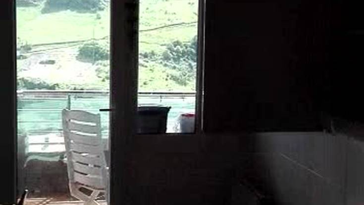 Konfinamendua bi ume txikirekin eta mailu kolpekari baten zaratarekin