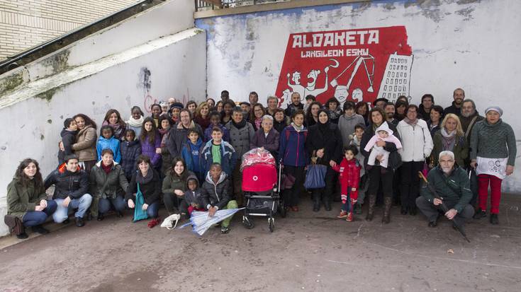 Jatorri anitzeko hainbat familia bildu dira mahaiaren bueltan, elkar ezagutzeko