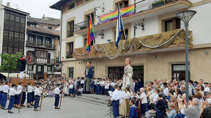 Ekainean etxeetako balkoietan LGTBIQ+ banderolak jartzera animatu dituzte herritarrak