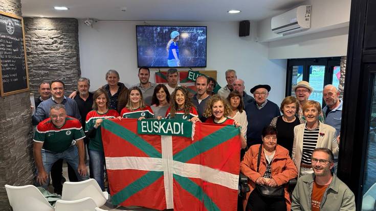 Zumaiar talde bat Euskadiko Pilota Selekzioaren nazioarteko ofizialtasuna ospatzeko elkartu da