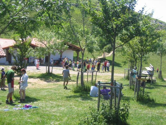 Zelatunen 14 urteko gaztetxo batek min hartu eta Ertzaintzak helikopteroz atera du