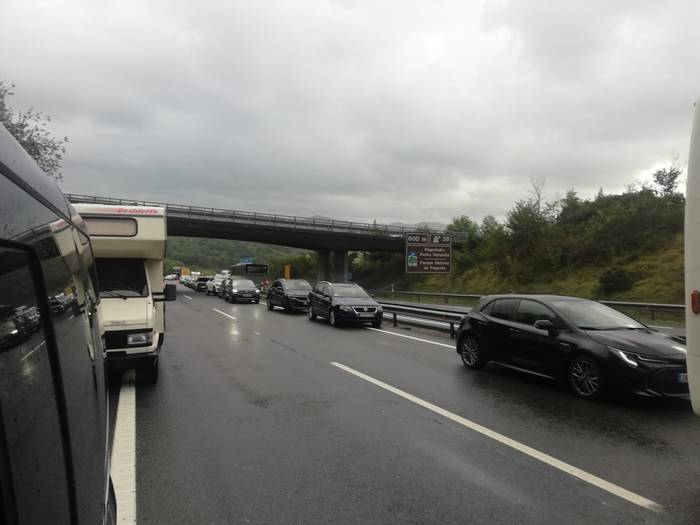 Auto ilara luzeak sortu dira AP-8 errepidean Irungo noranzkoan istripu baten ondorioz