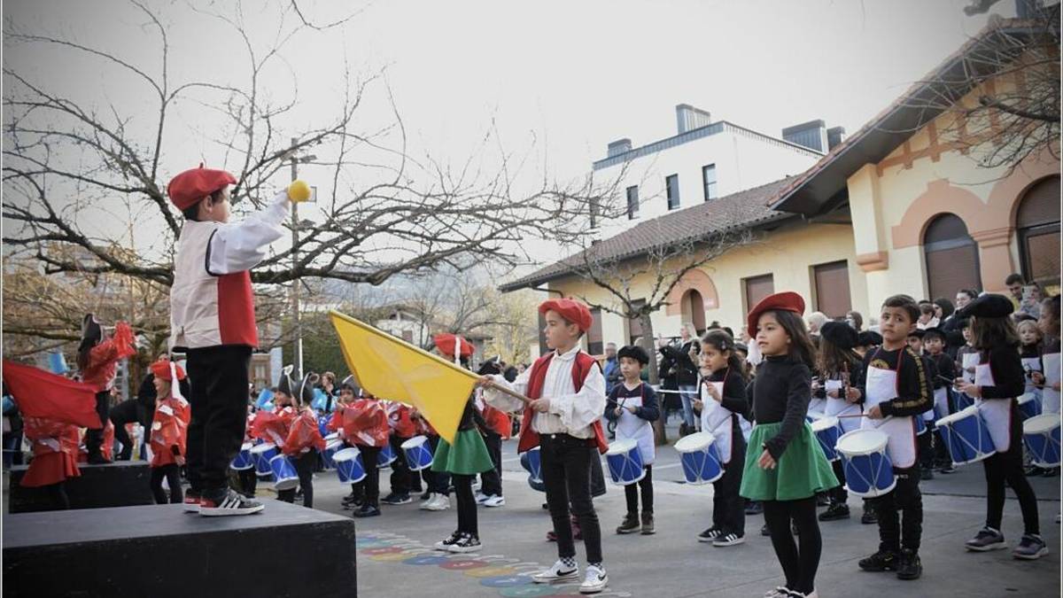 San Sebastian egunez, danborrada egin dute Floreaga ikastetxean