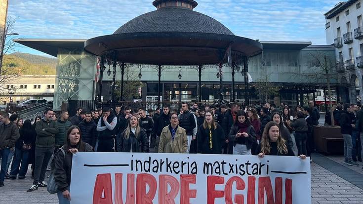 Basauriko hilketa matxista salatu dute plazetara aterata