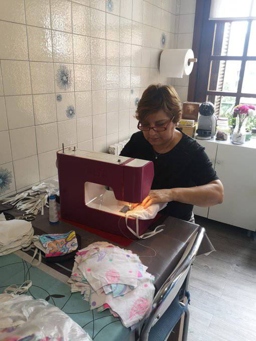 Herriko jostunek egindako 500 maskara banatuko ditu Elkar-ekin taldeak, gaur arratsaldean, Azpeitian