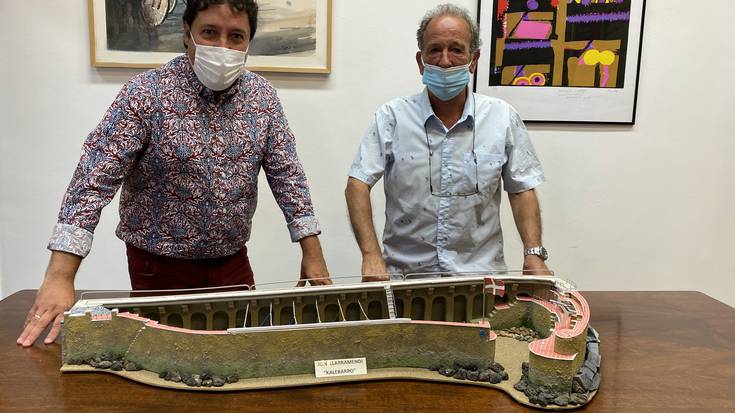 Moilaren maketa udalari eman dio Jon Illarramendi ‘Kalebarro’-k