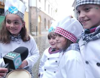 Familia eta lagunartean, dozenaka mozorro kalean