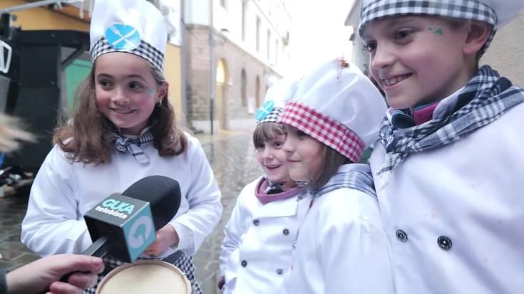 Familia eta lagunartean, dozenaka mozorro kalean