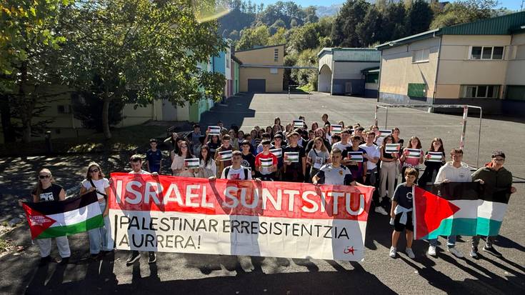 Israeli boikota egitea eskatzeko eta Palestinari elkartasuna adierazteko mobilizatu dira ikasleak