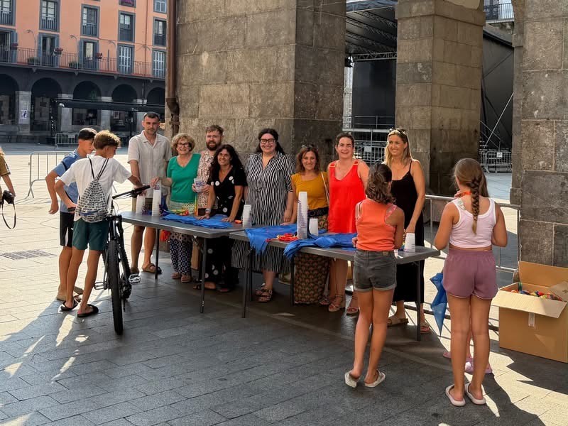 Edalontzi berrerabilgarriak eta zapiak banatu dituzte udal ordezkariek