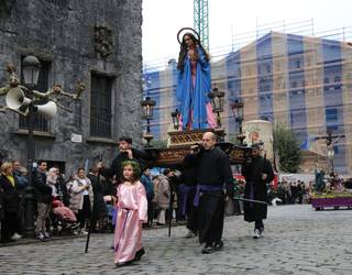 Boluntarioen laguntza eskatu dute Ostiral Santuko "tradizioari bizirik" eusteko
