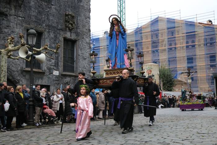 Boluntarioen laguntza eskatu dute Ostiral Santuko "tradizioari bizirik" eusteko