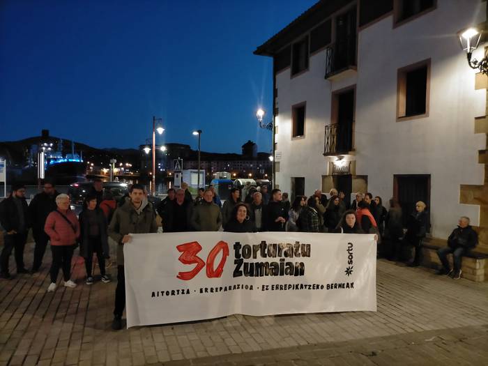 Torturaren Aurkako Nazioarteko Egunaren bueltan, elkarretaratzea egin dute Saregileen Plazan