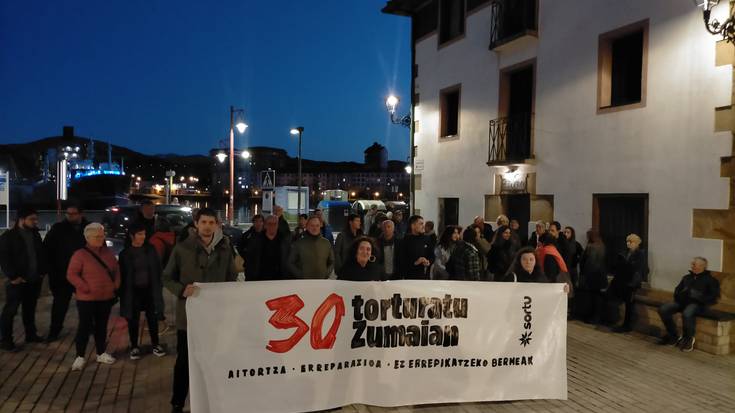 Torturaren Aurkako Nazioarteko Egunaren bueltan, elkarretaratzea egin dute Saregileen Plazan