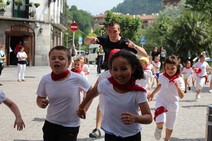 Zezenaren aurretik korrika egin dute hainbat haurrek eta gaztetxok Azpeitian
