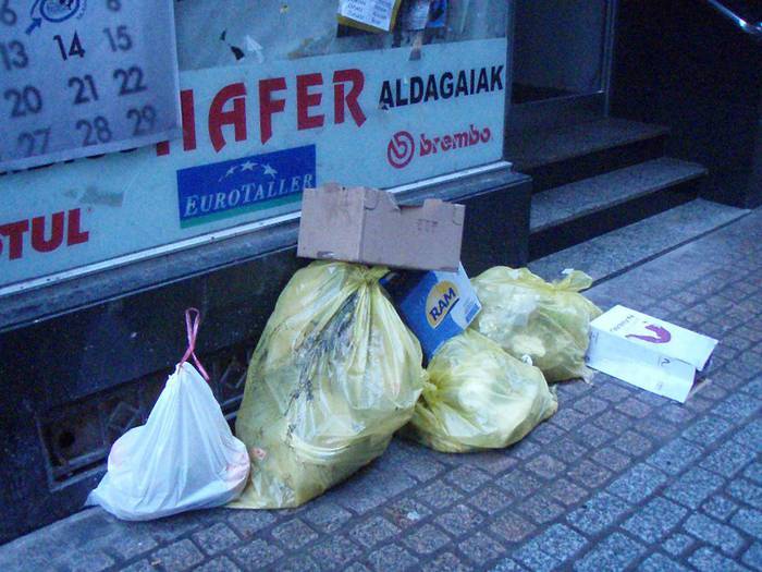 Uztailaren 1etik Azpeitiko Alde Zaharrean kaletik ez dute hondakinen poltsarik jasoko