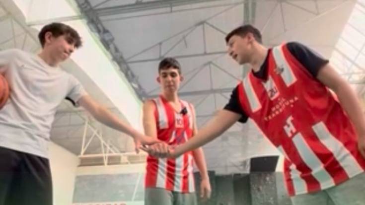 Galdera kateatu dibertigarriak egin dituzte Elgoibarko saskibaloi jokalariek