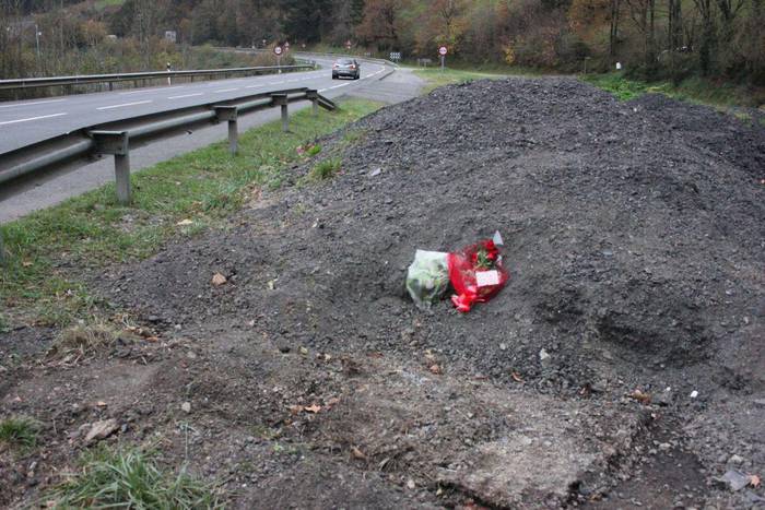 Kendu egin dute Azpeitia eta Zestoa arteko errepide izkinako hormigoizko blokea