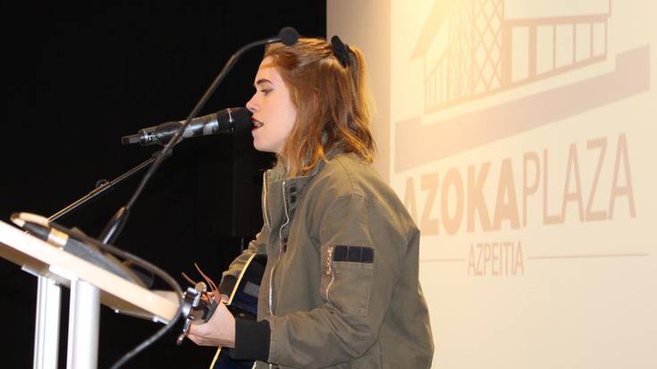 Azoka Plaza, urtebete bertakoa elikatzen