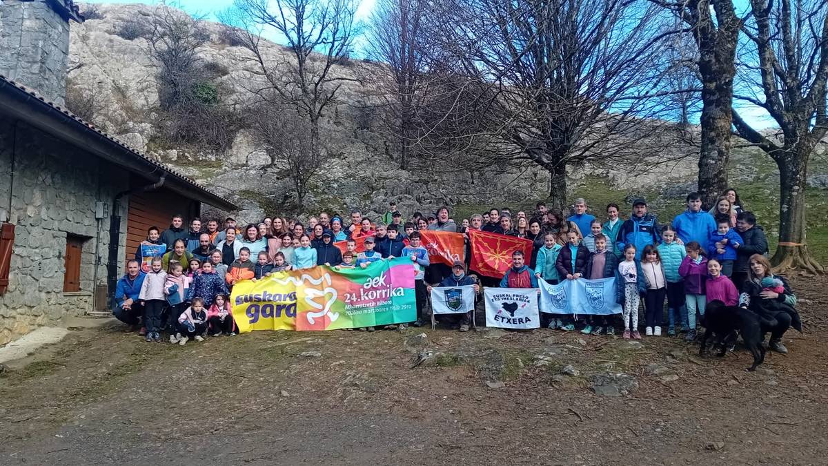 Topaketa jendetsua egin dute Xoxoten 24. Korrikaren alde