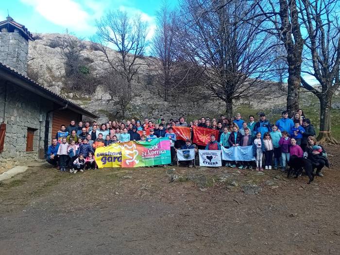 Topaketa jendetsua egin dute Xoxoten 24. Korrikaren alde