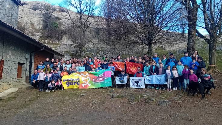 Topaketa jendetsua egin dute Xoxoten 24. Korrikaren alde