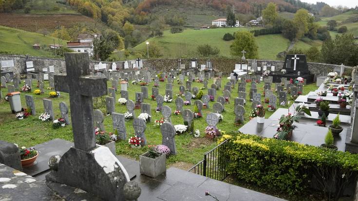 Lorez jantzi da hilerria Santu Guztien Egunean