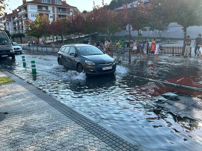 Badaezpadako neurriak hartzeko eskatu du udalak, denboralea eta marea biziak tarteko