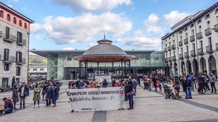 Miarritzeko hilketa matxista salatu dute hamarnaka herritarrek plazan