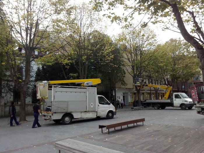 Hasi dira Gabonetako argiak jartzen herriko kaleetan